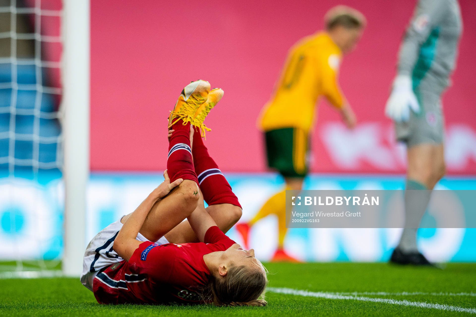 Caroline Graham Hansen of Norway with an injury