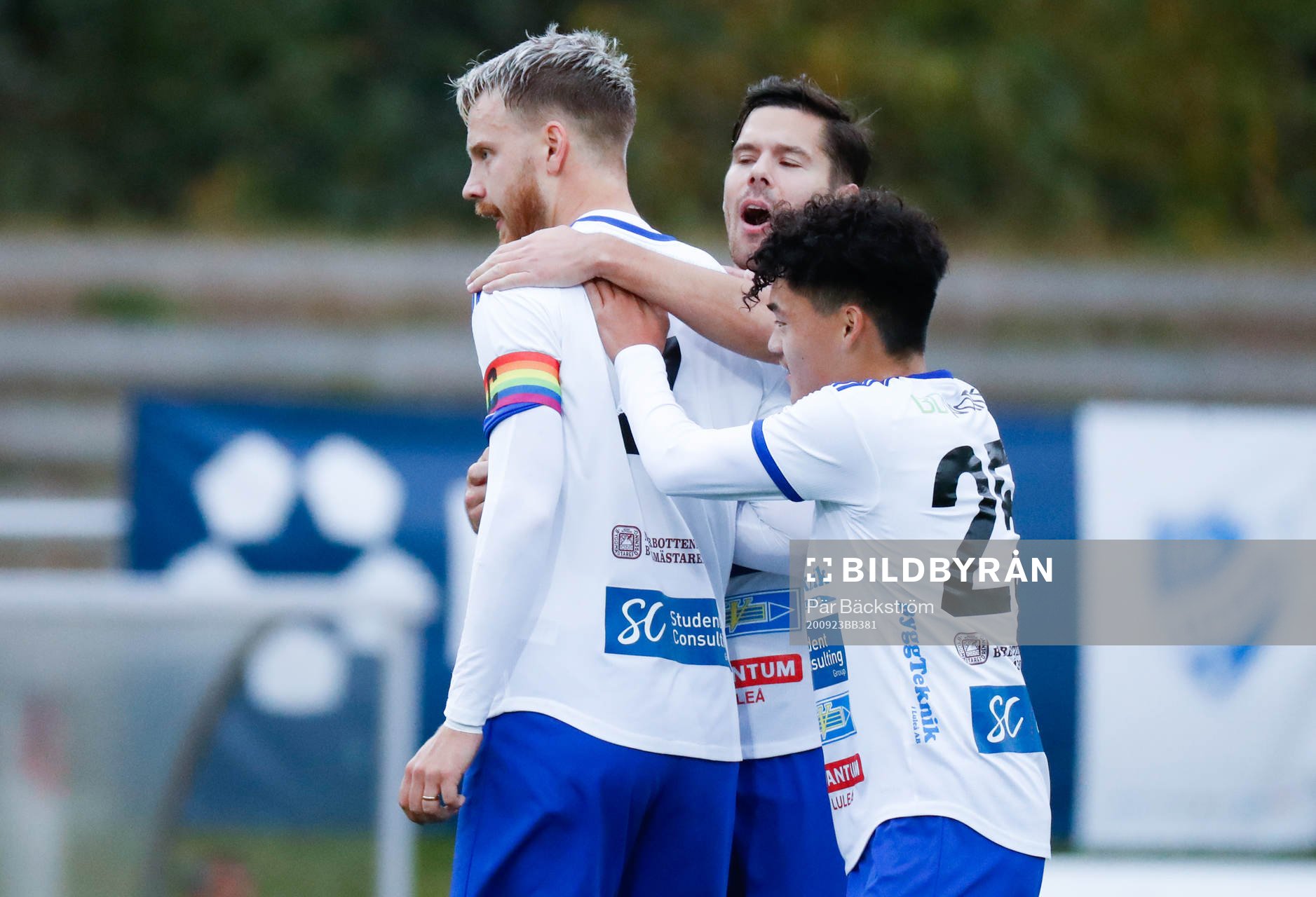 IFK Lueås William Olausson jublar till samman med Isak