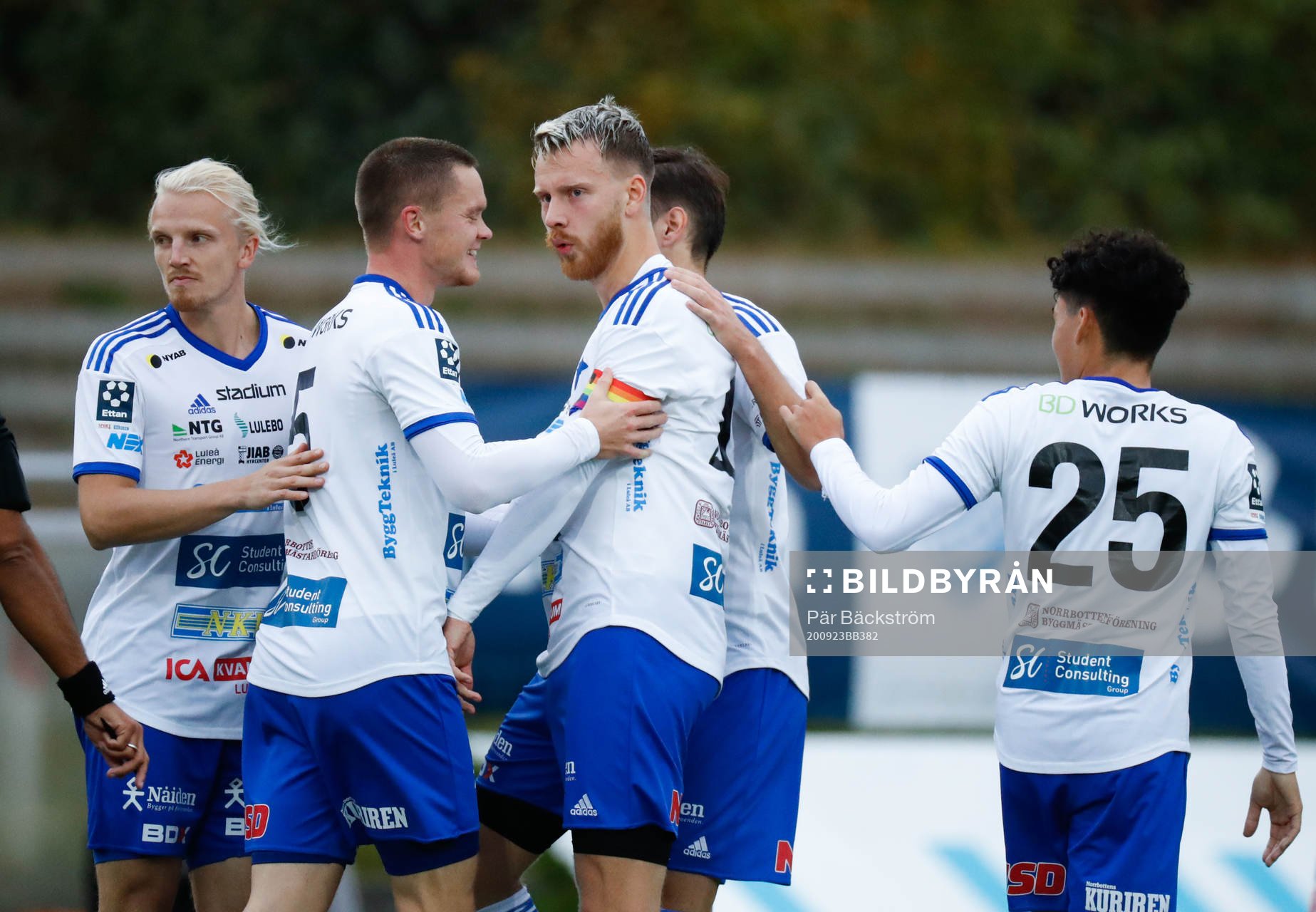 IFK Lueås William Olausson jublar tillsamman med sina