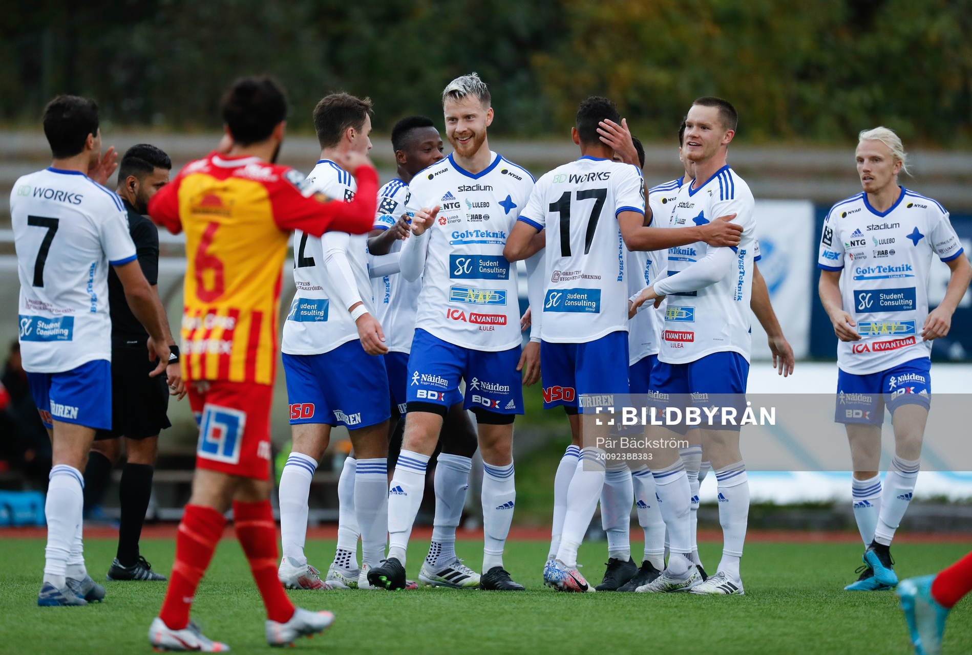 IFK Lueås William Olausson jublar tillsamman med sina lagkamrater efter sitt 2-0-mål under fotbollsmatchen I division 1 norra mellan IFK Luleå och Örebro-Syrianska den 23 september 2020 i Luleå.