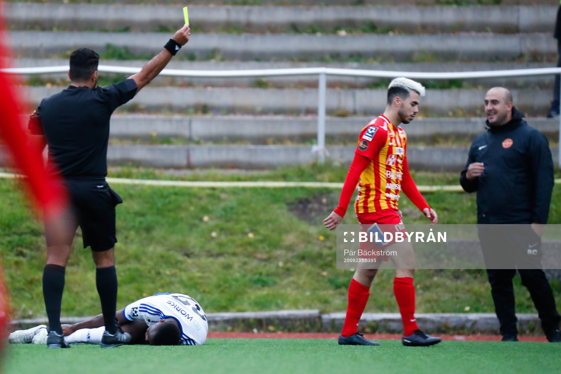 Örebro Syrianskas Michel Yanez Hernandez varnas av domaren