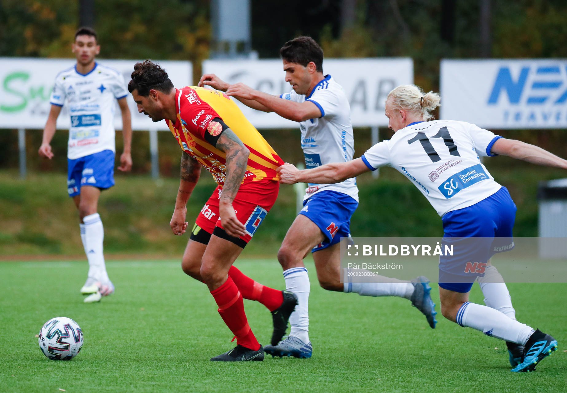 IFK Luleås Yassine Assam och Max Wårell fi närkamp