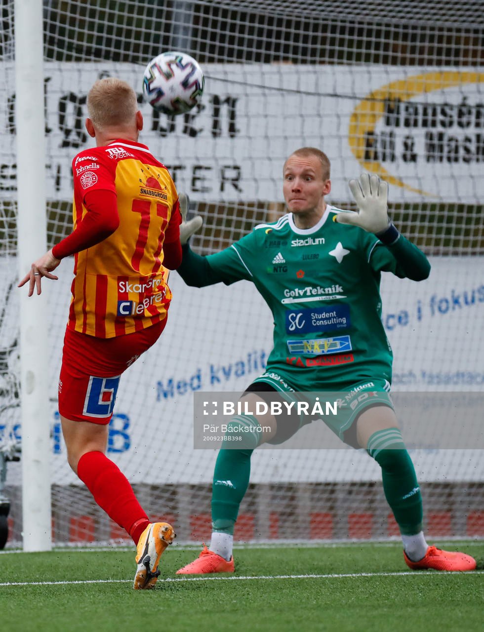 Örebros Syrianskas  Linus Lamu tar ett avslut mot IFK