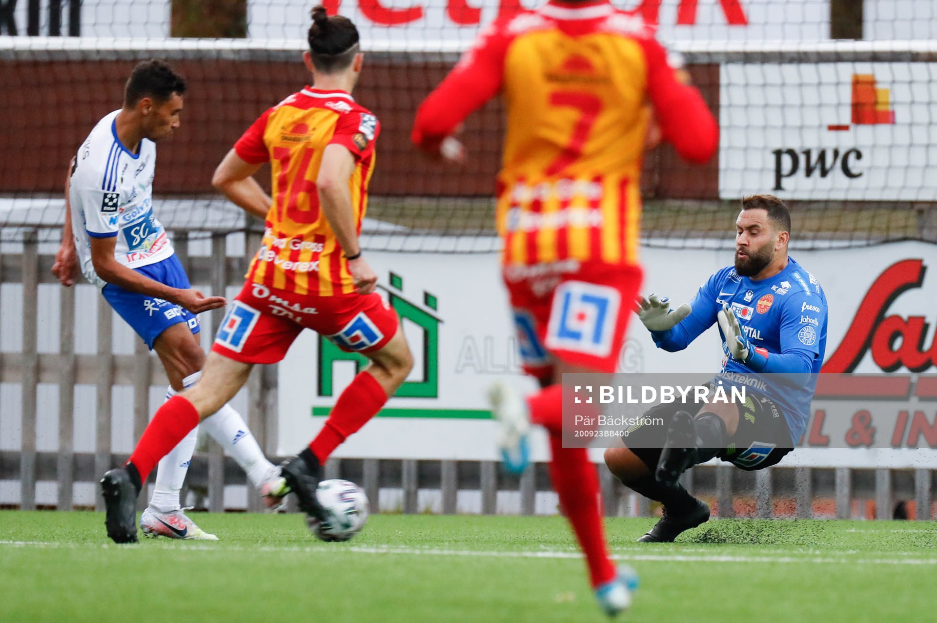 IFK Luleås Joakim Persson gör 4-1 mot Örebro Syrianskas målvakt Dildar Caliskan under fotbollsmatchen I division 1 norra mellan IFK Luleå och Örebro-Syrianska den 23 september 2020 i Luleå.