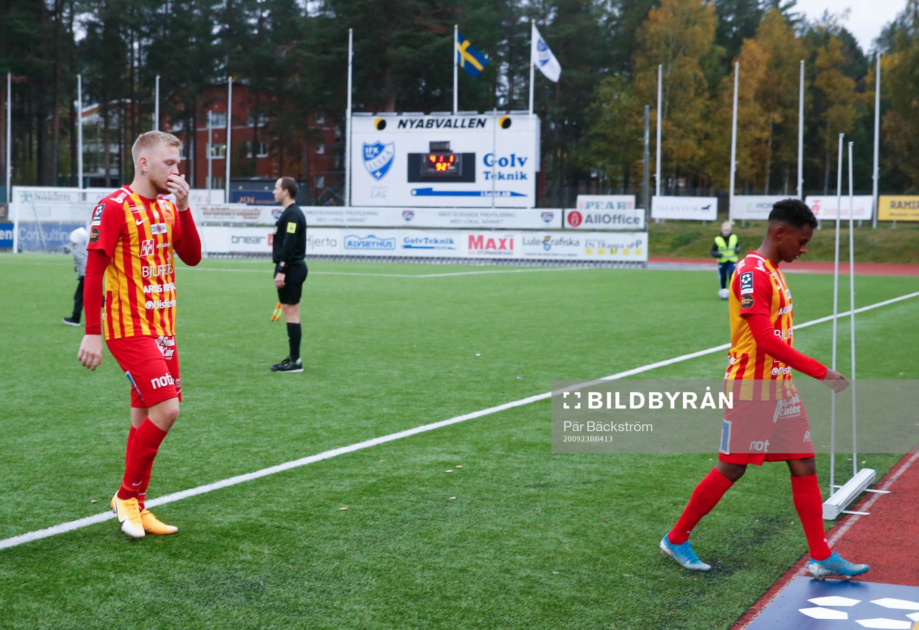 Örebro Syrianskas Linus Lamu och Ebrima Jaiteh deppar