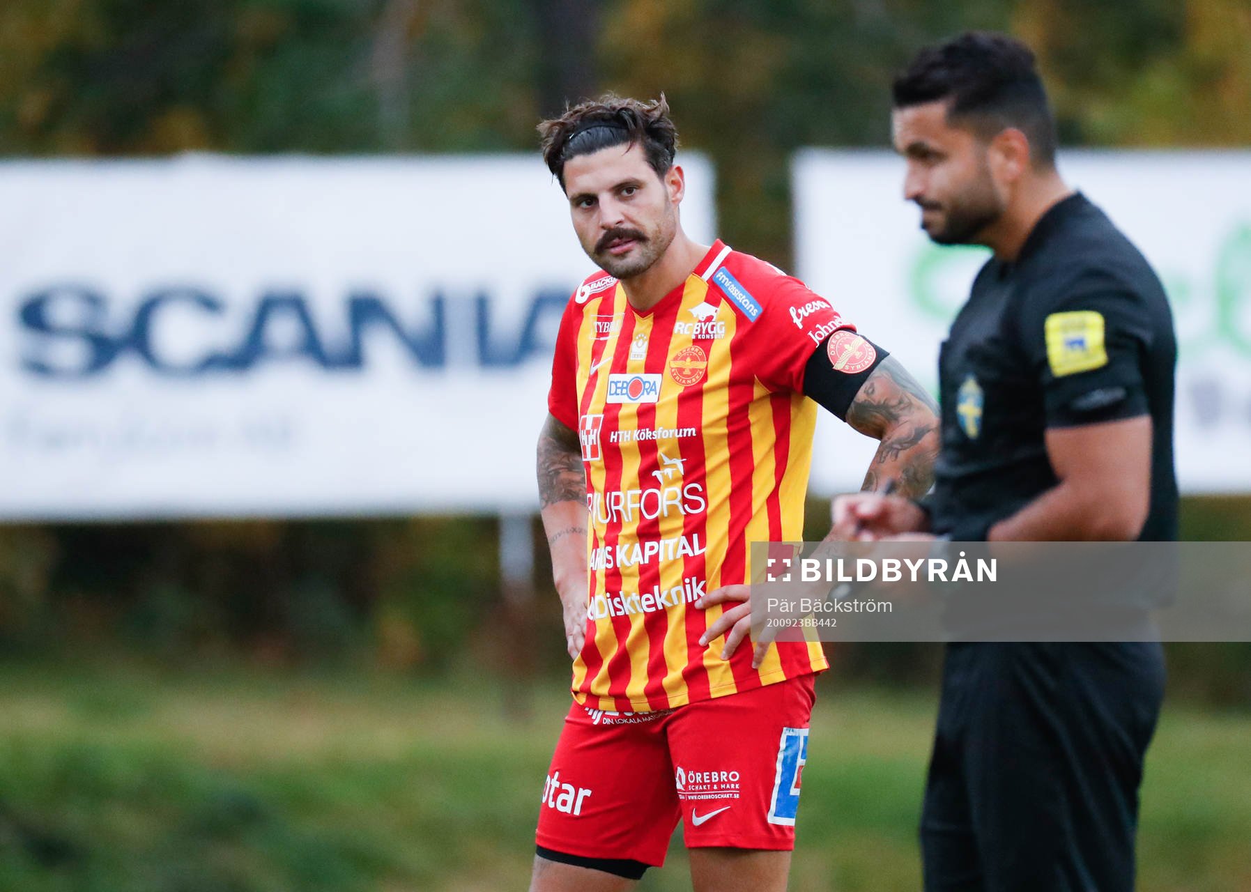 Örebro Syrianskas Basel Gorgis och domaren Mohamed Nablsi