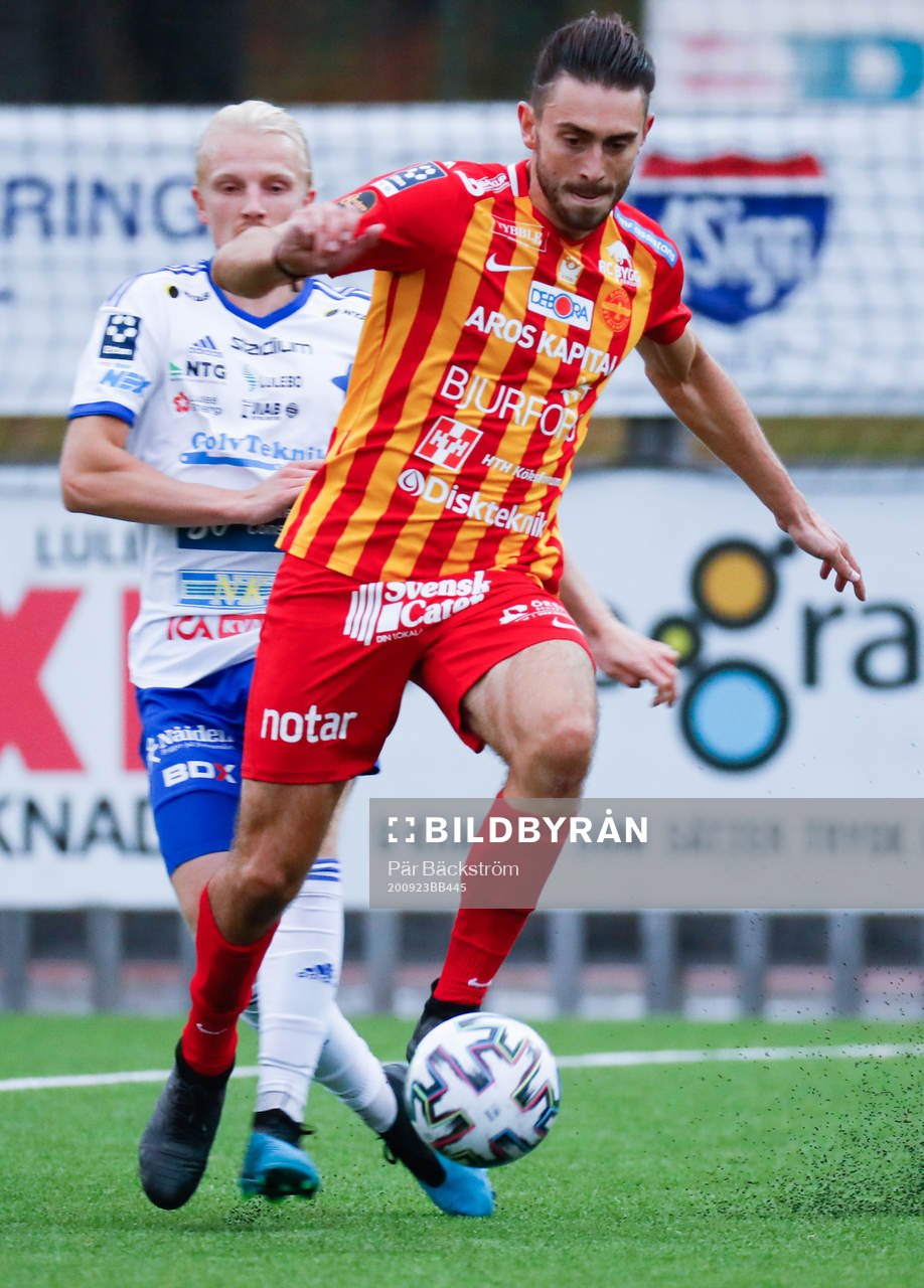 Örebro Syrianskas Laurie Bell och IFK Luleås Max Wårell under fotbollsmatchen I division 1 norra mellan IFK Luleå och Örebro-Syrianska den 23 september 2020 i Luleå.