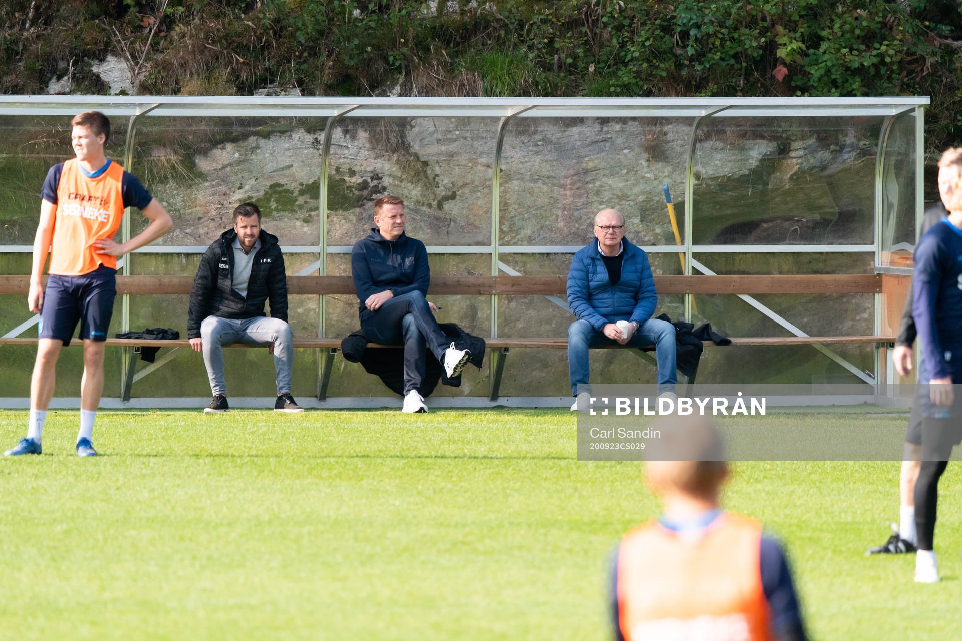 IFK Göteborg sportchef Pontus Farnerud, f.d. sportchef Kennet Andersson och ordförande Mats Engström under en träning med det allsvenska fotbollslaget IFK Göteborg den 23 september 2020 i Göteborg.