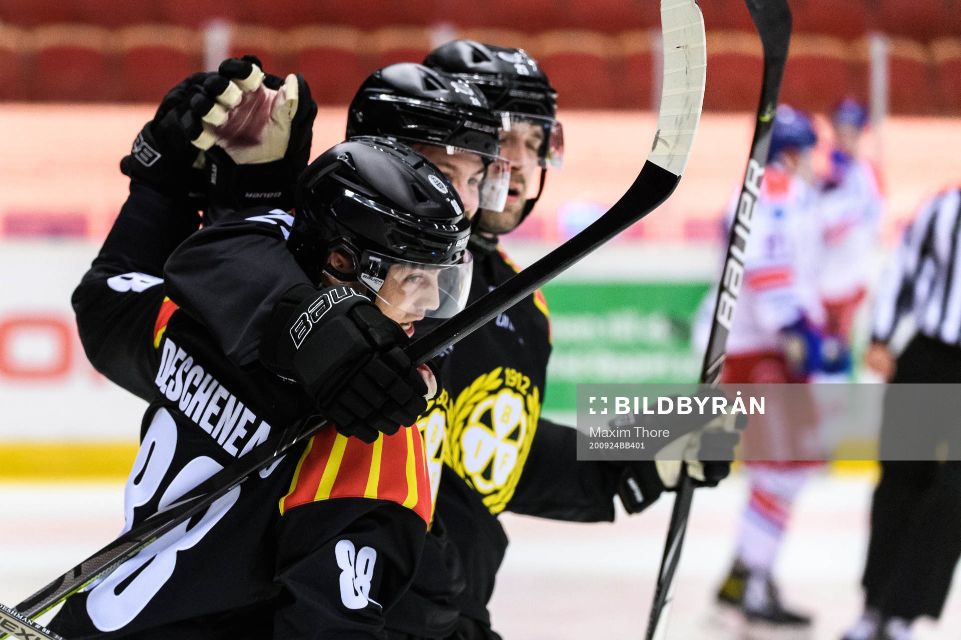 Brynäs Jaedon Descheneau jublar med lagkamrater