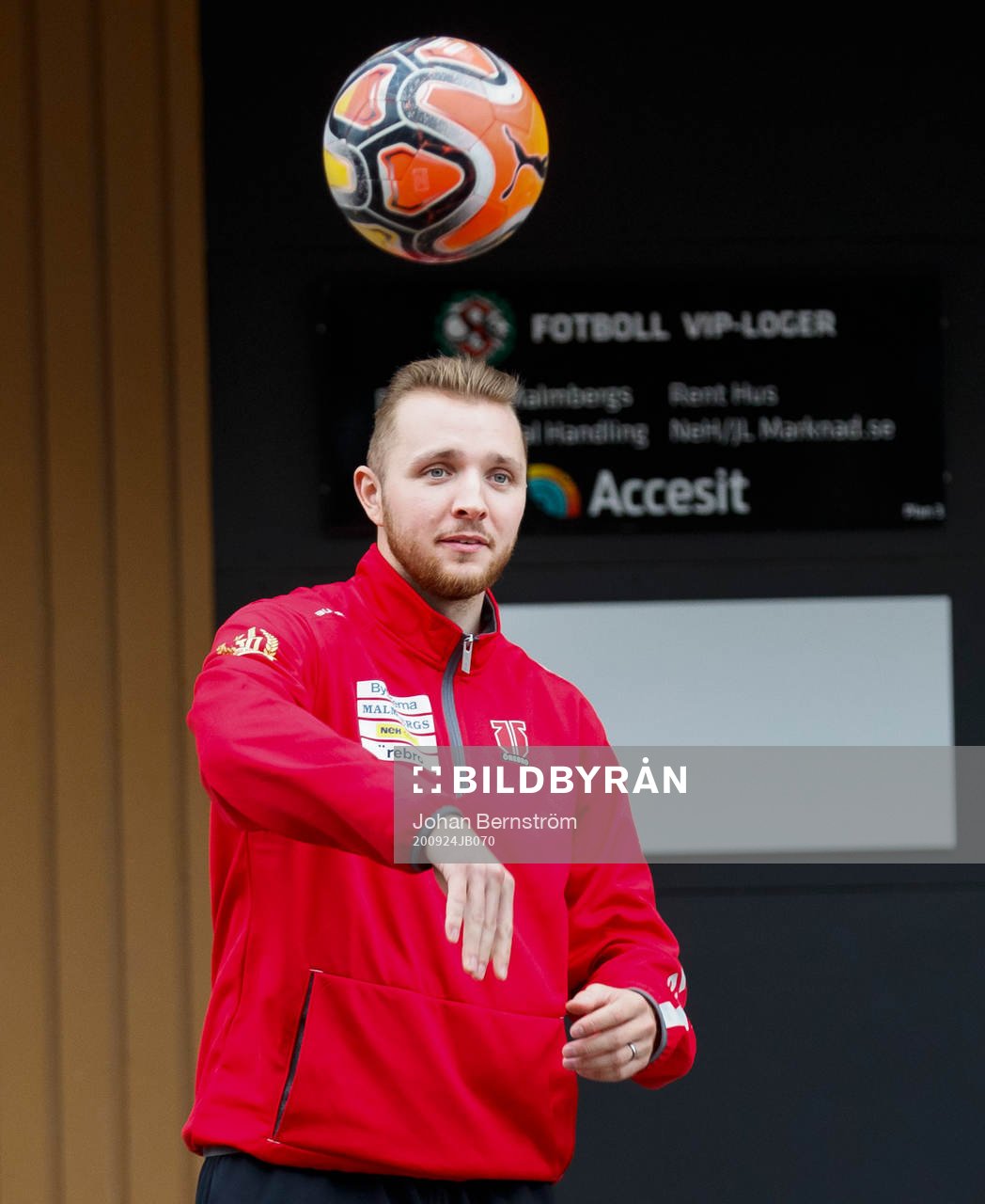 Örebros Robin Kovacs värmer upp med fotboll