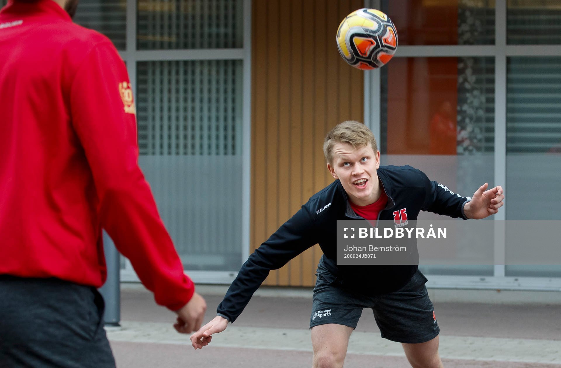 Örebros Erik Norén värmer upp med fotboll