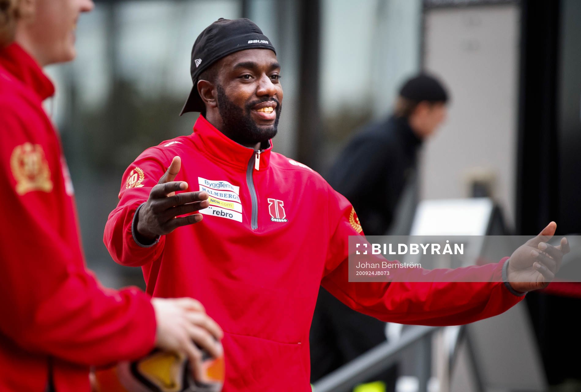 Örebros Daniel Muzito Bagenda värmer upp med fotboll