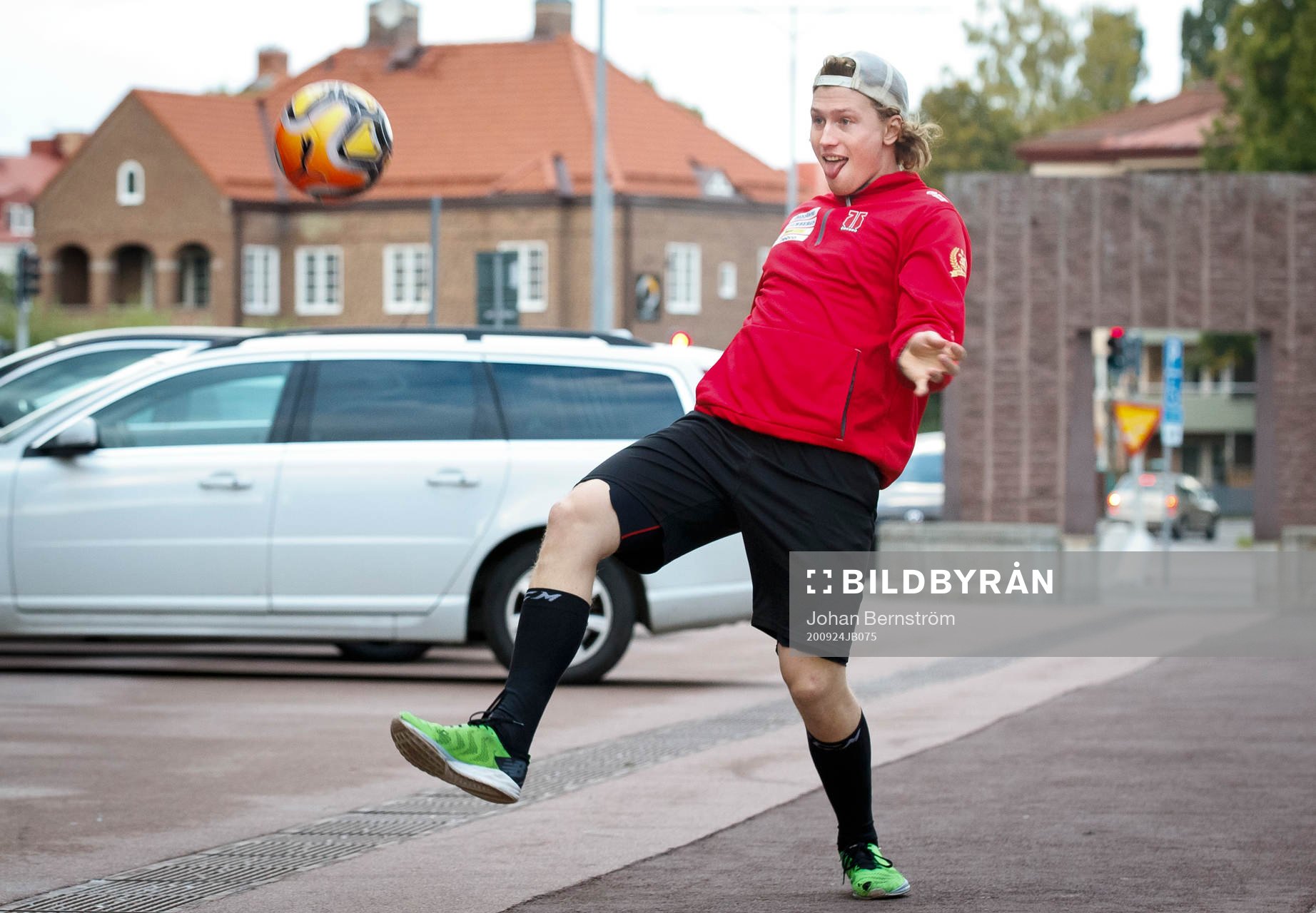 Örebros Robin Salo värmer upp med fotboll