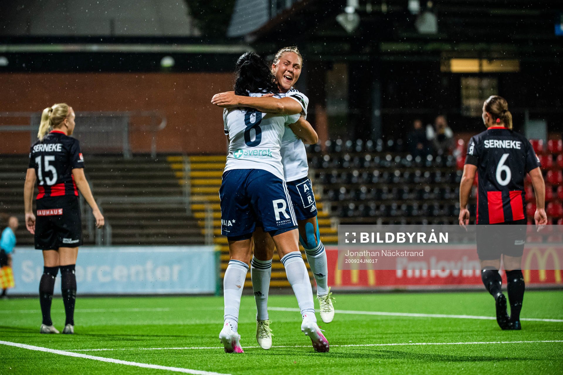 Älvsjös Marie Segerholm jublar efter 0-1 under fotbollsmatchen i Elitettan mellan Brommapojkarna och Älvsjö den 24 september 2020 i Stockholm.
