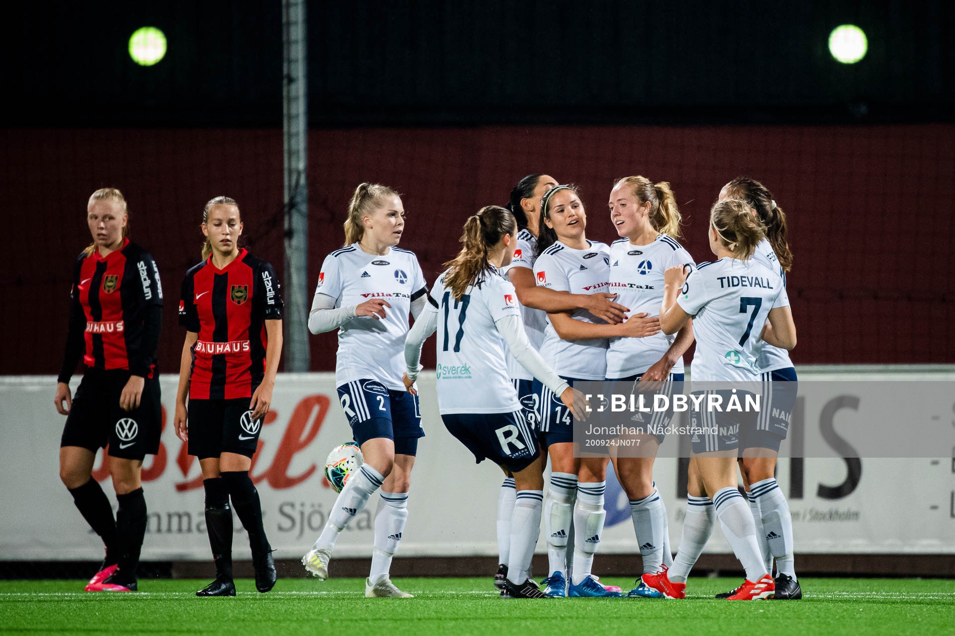 Älvsjös Alice Ahlberg jublar efter 4-4 under fotbollsmatchen i Elitettan mellan Brommapojkarna och Älvsjö den 24 september 2020 i Stockholm.