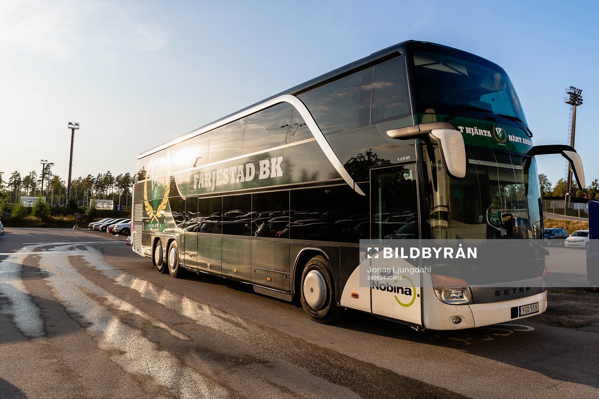 Färjestads spelarbuss på parkeringen före