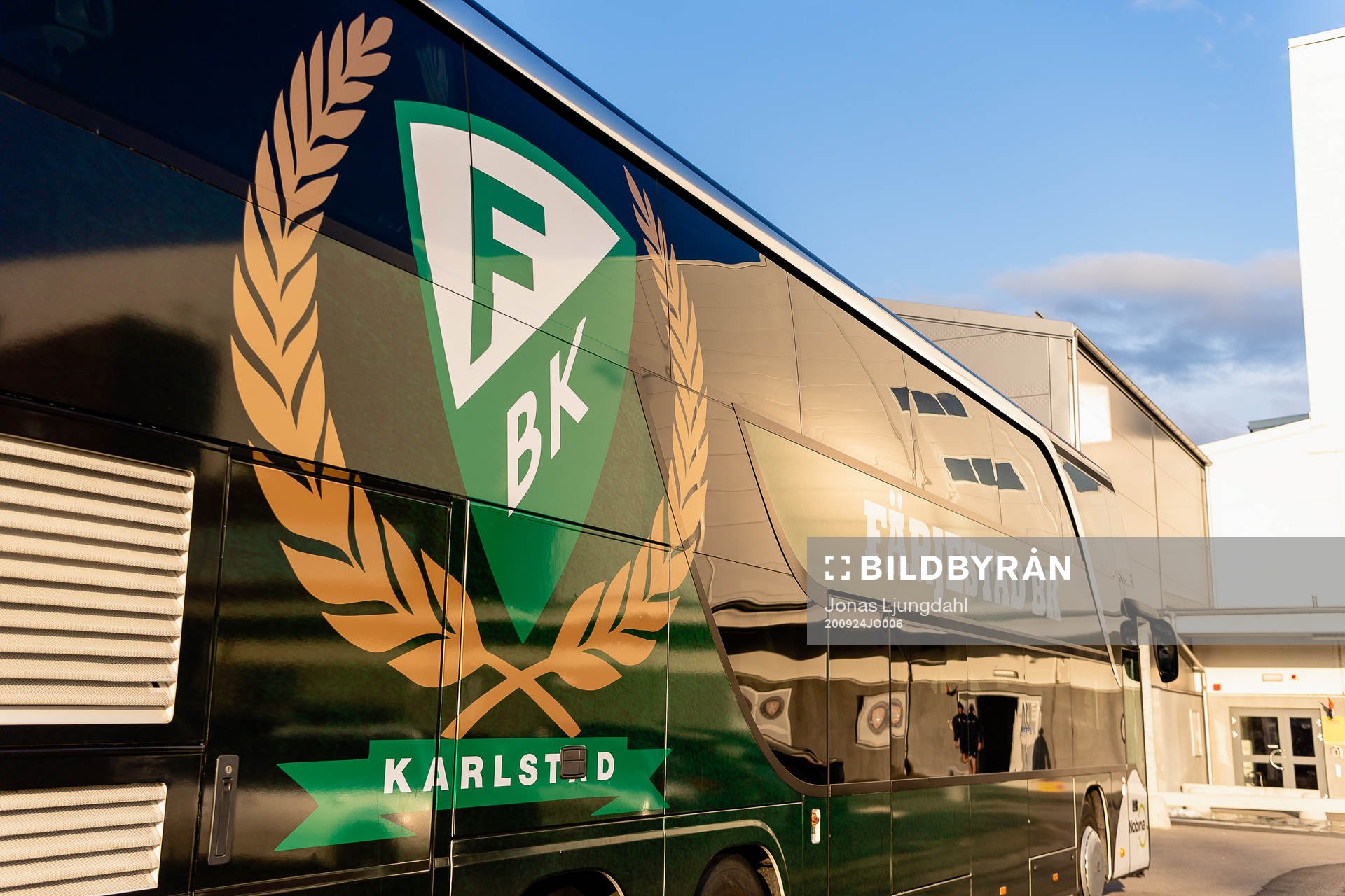 Färjestads spelarbuss på parkeringen före