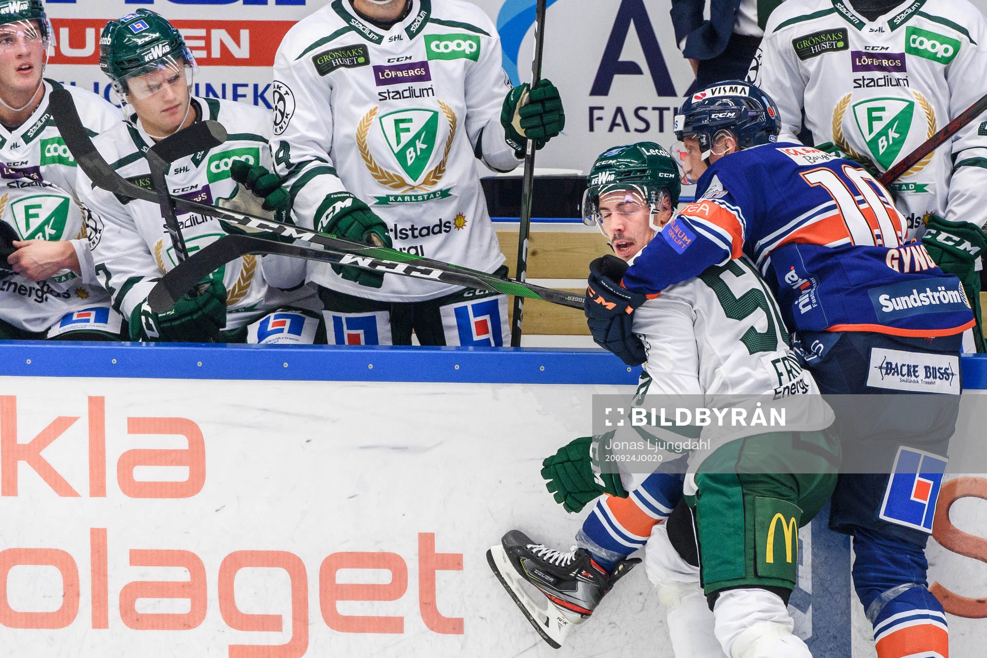 Färjestads Sebastian Erixon och Växjös Richard Gynge