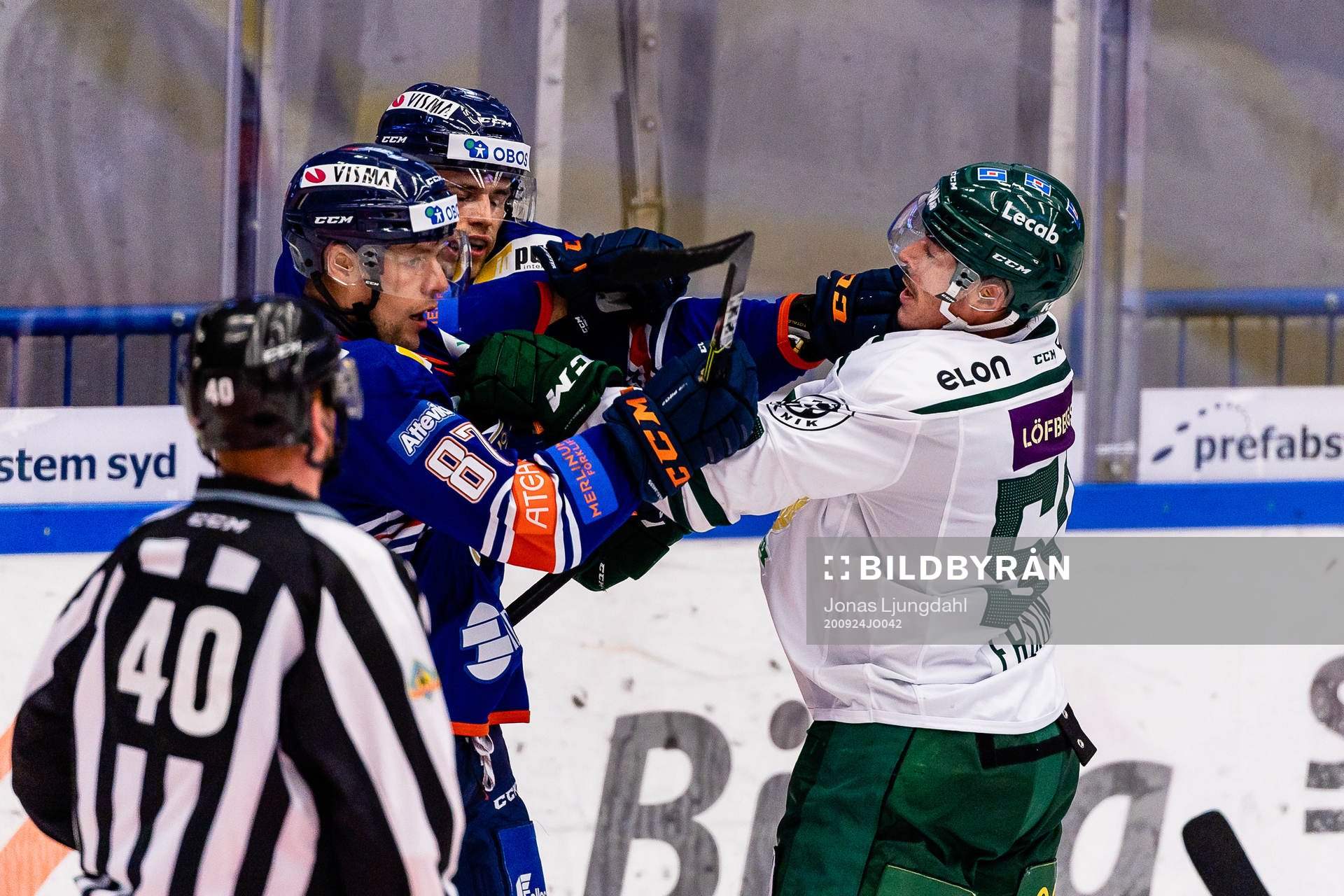 Gruff mellan Växjös Emil Pettersson och Färjestads