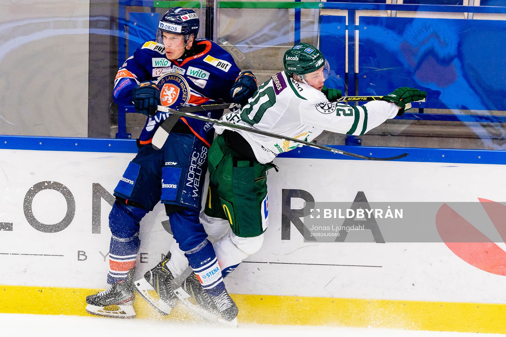 Växjös Teemu Eronen tacklar Färjestads Olle Lycksell