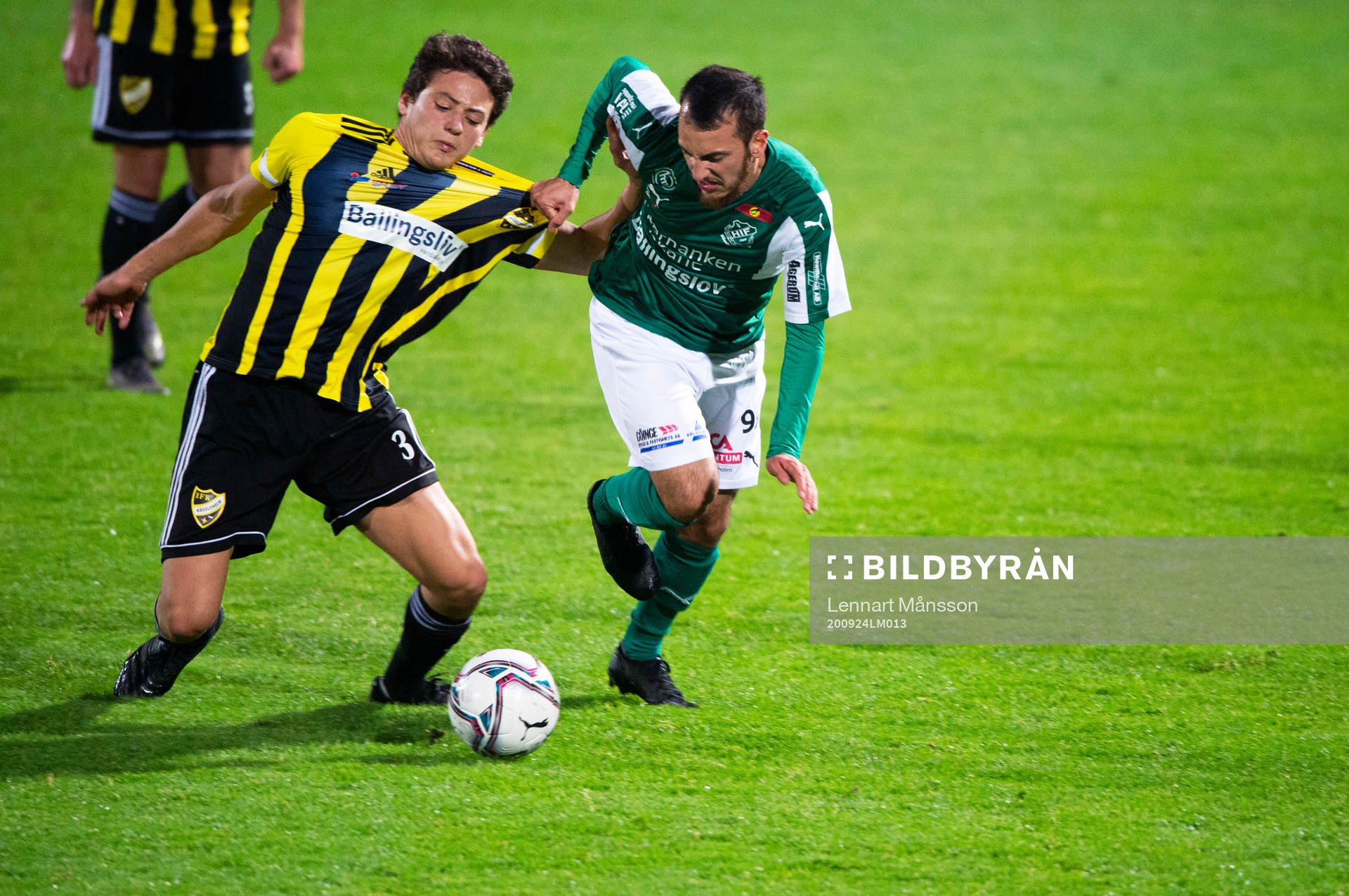 IFK Hässleholms Isak Orajärvi blir dragen i tröjan i matchen mellan Hässleholms IF och IFK Hässleholm i Hässleholm den 24 september 2020. 