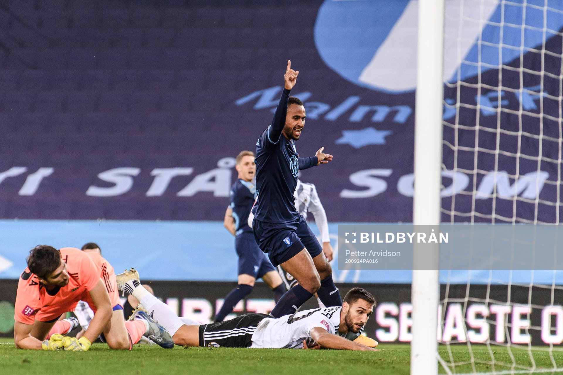 Isaac Kiese Thelin of Malmö FF celebrates the 1-0 goal
