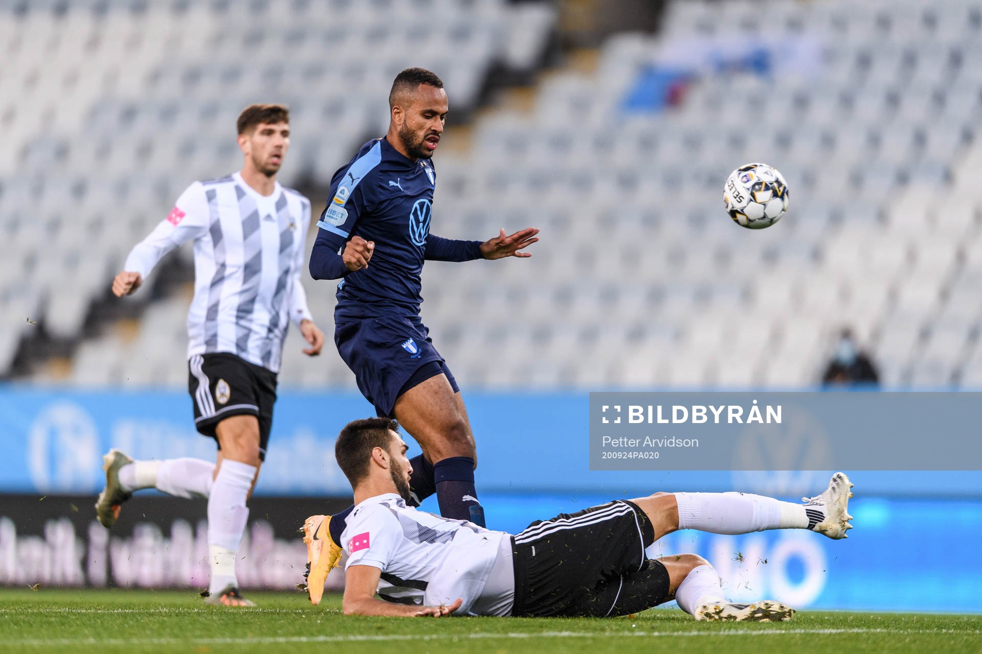 Isaac Kiese Thelin of Malmö FF and Denis Kolinger of
