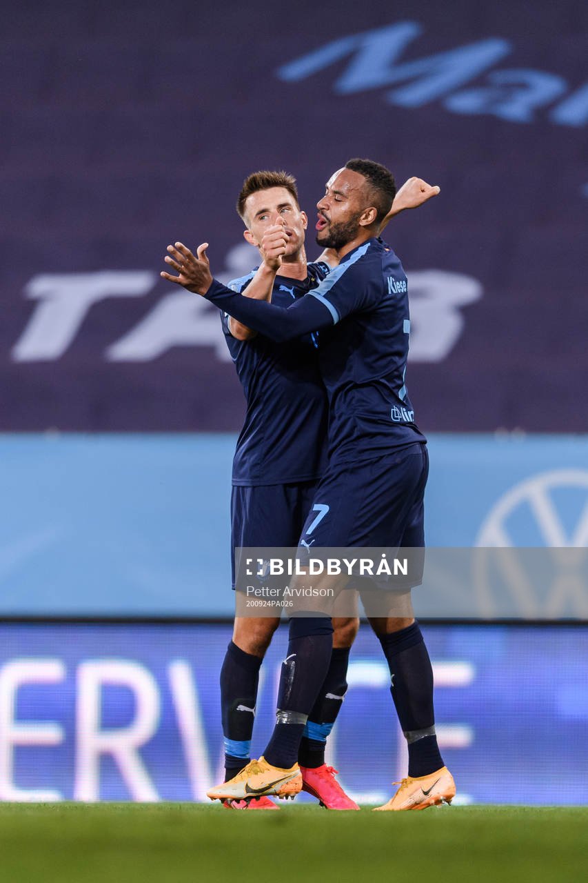 Isaac Kiese Thelin of Malmö FF celebrates with Jonas