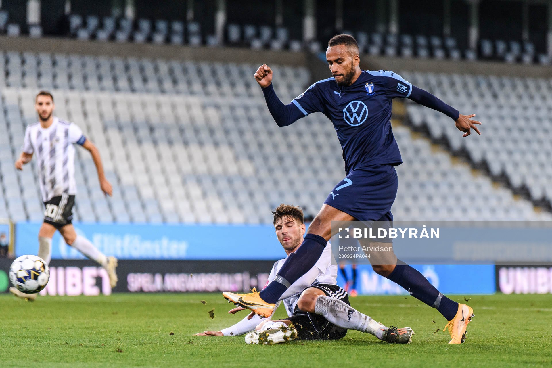 Isaac Kiese Thelin of Malmö FF and Dominik Kovacic of
