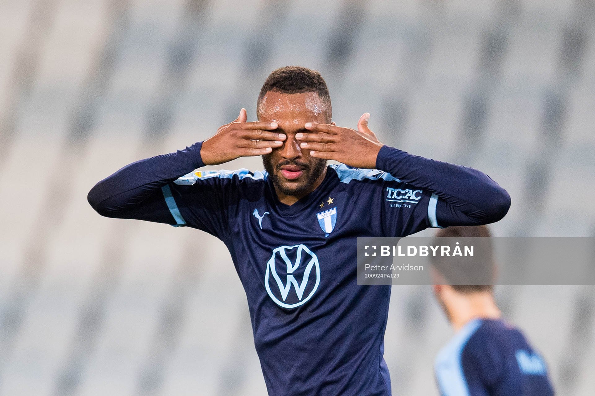 Isaac Kiese Thelin of Malmö FF celebrates