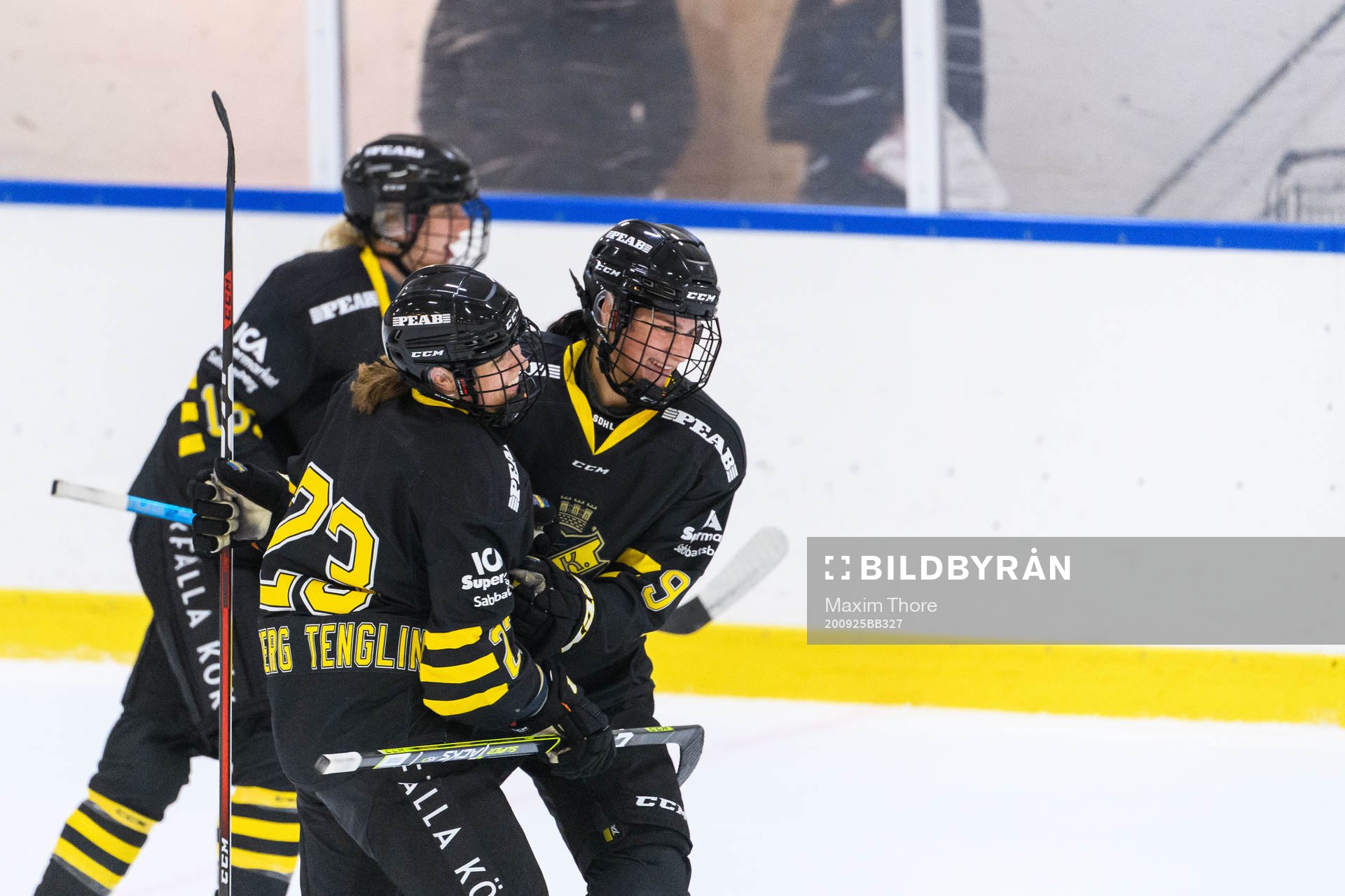 s Louise Nordberg Tenglin jublar med Alva Johnsson
