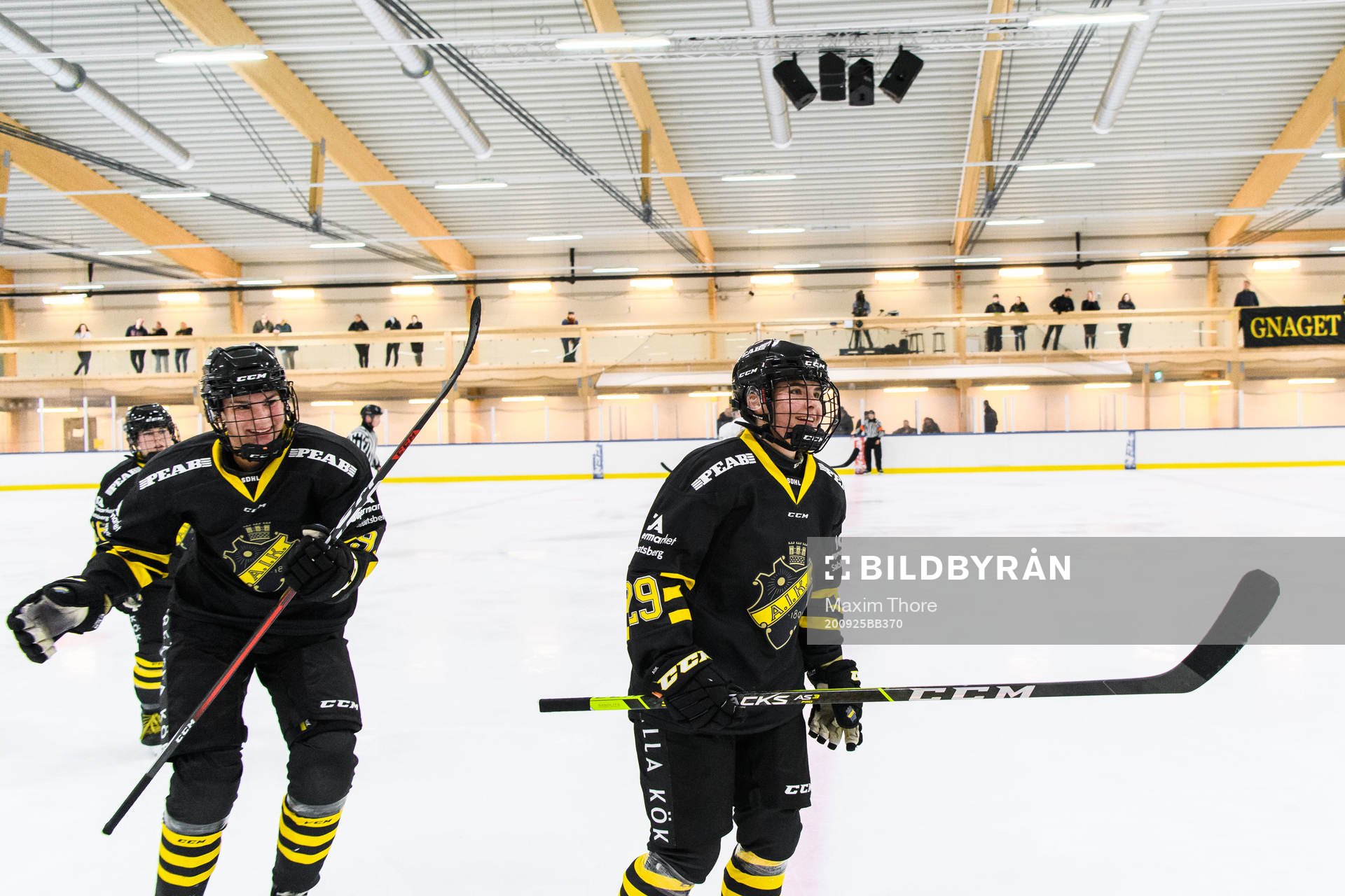 s Estelle Forsberg jublar
