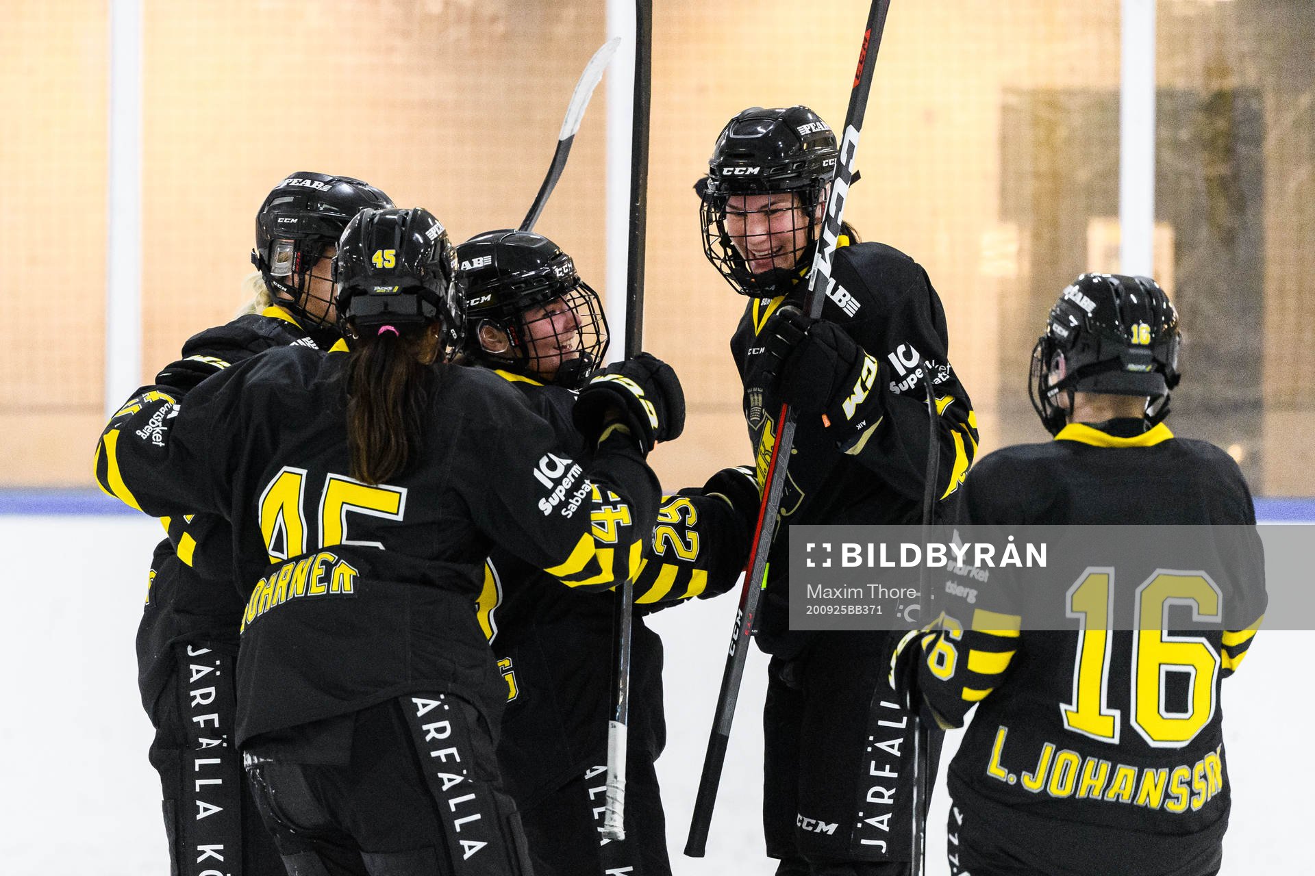s Estelle Forsberg jublar med lagkamrater