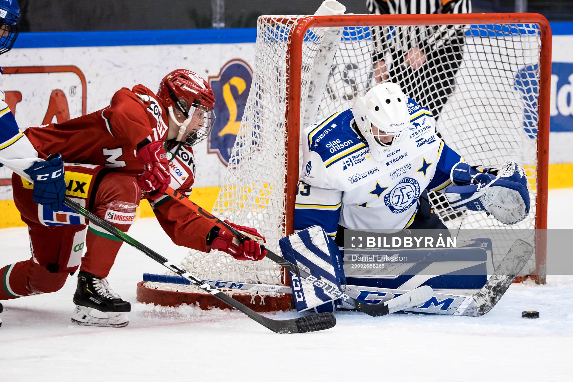 Modos Olivia Carlsson och Leksands målvakt Amanda Johansson