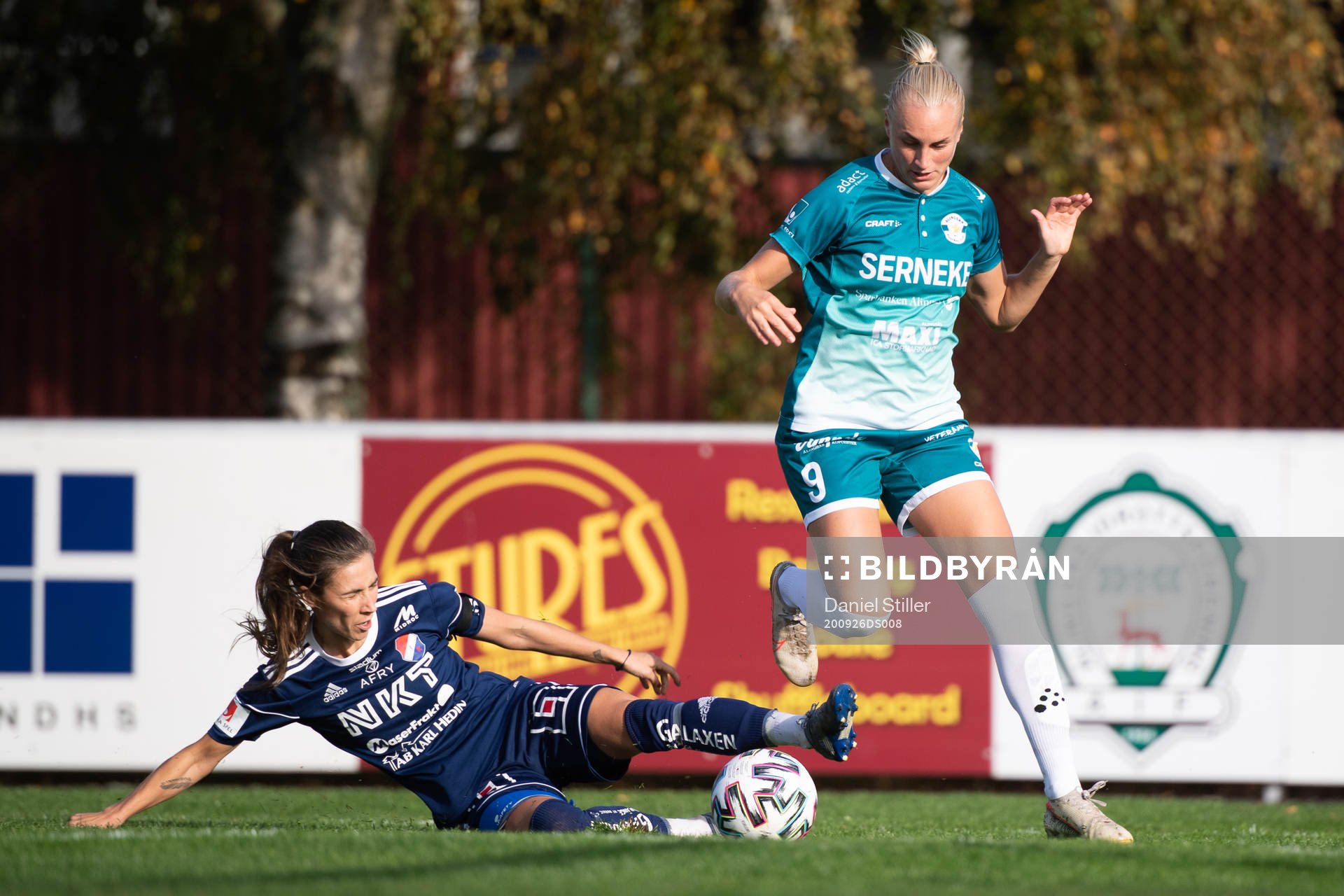 Kvarnsvedens Agnes Dahlström och Alingsås Pernilla Milton under fotbollsmatchen i Elitettan mellan Alingsås och Kvarnsveden den 26 september 2020 i Alingsås.
