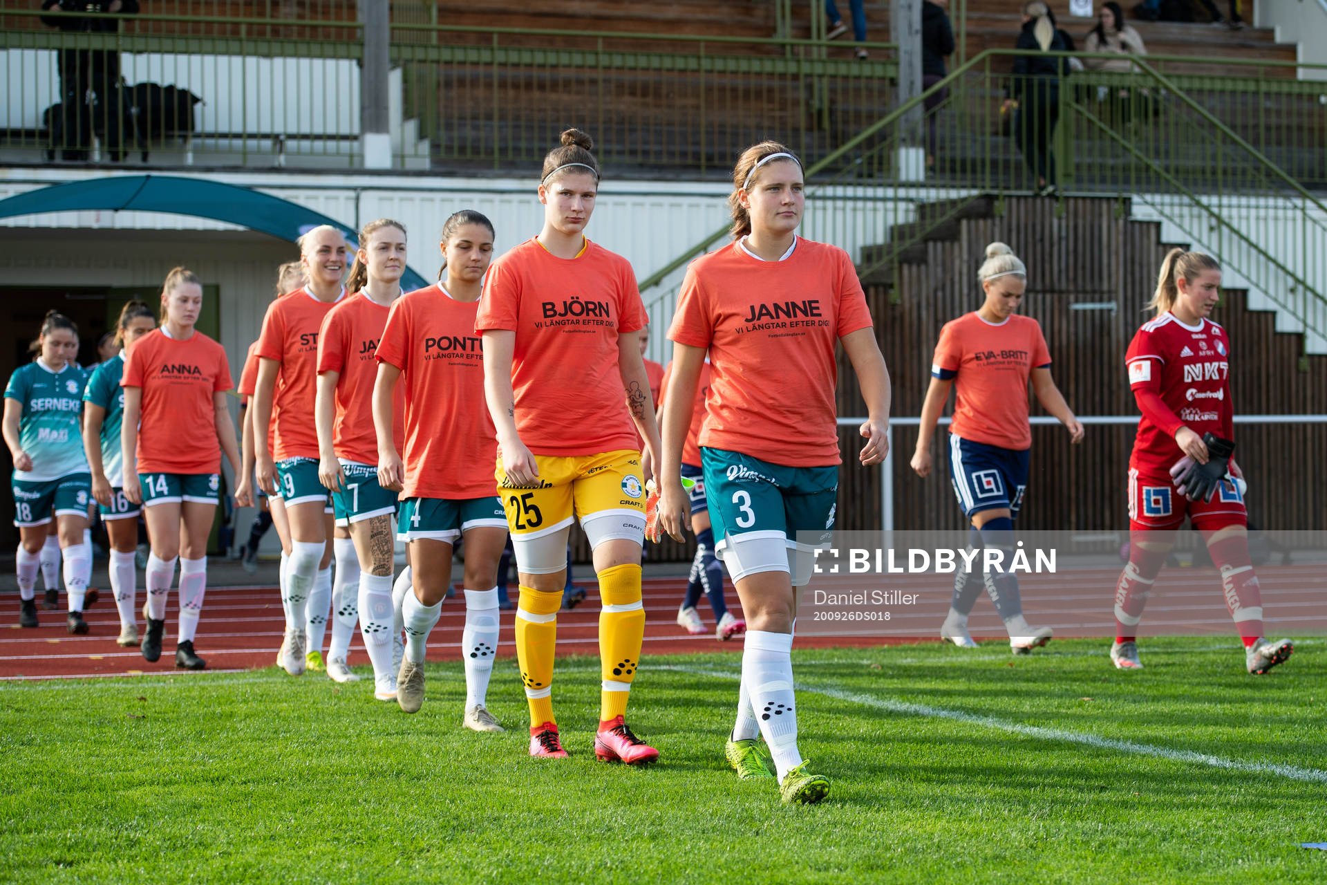 Alingsås spelare med målvakten Tea Olin och Tove Lorén