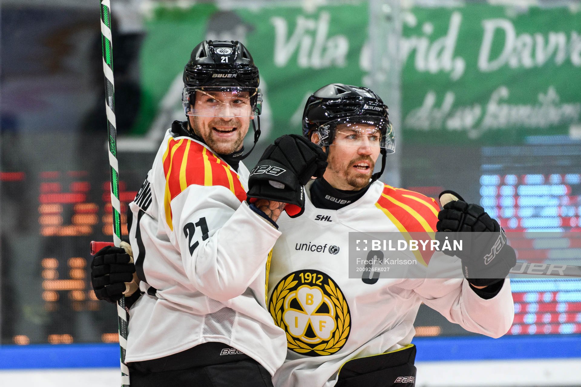Brynäs Patrik Berglund och Anton Rödin jublar
