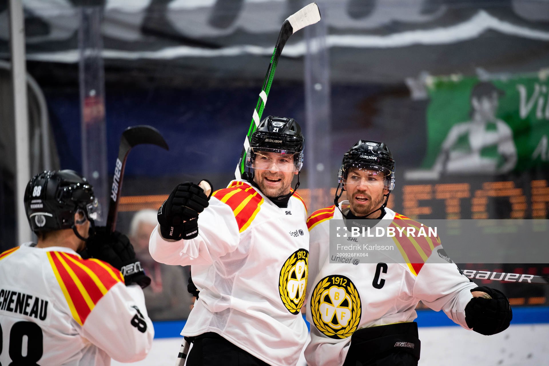 Brynäs Patrik Berglund och Anton Rödin jublar