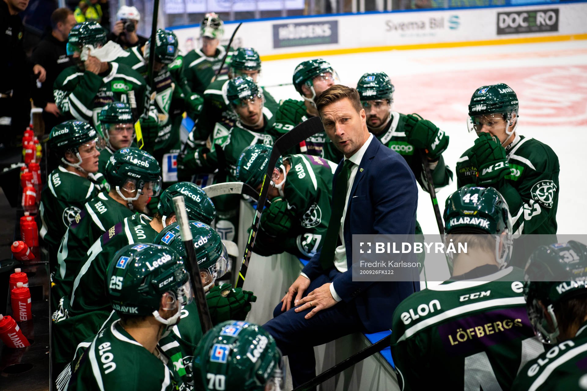 Färjestads huvudtränare Johan Pennerborn pratar med