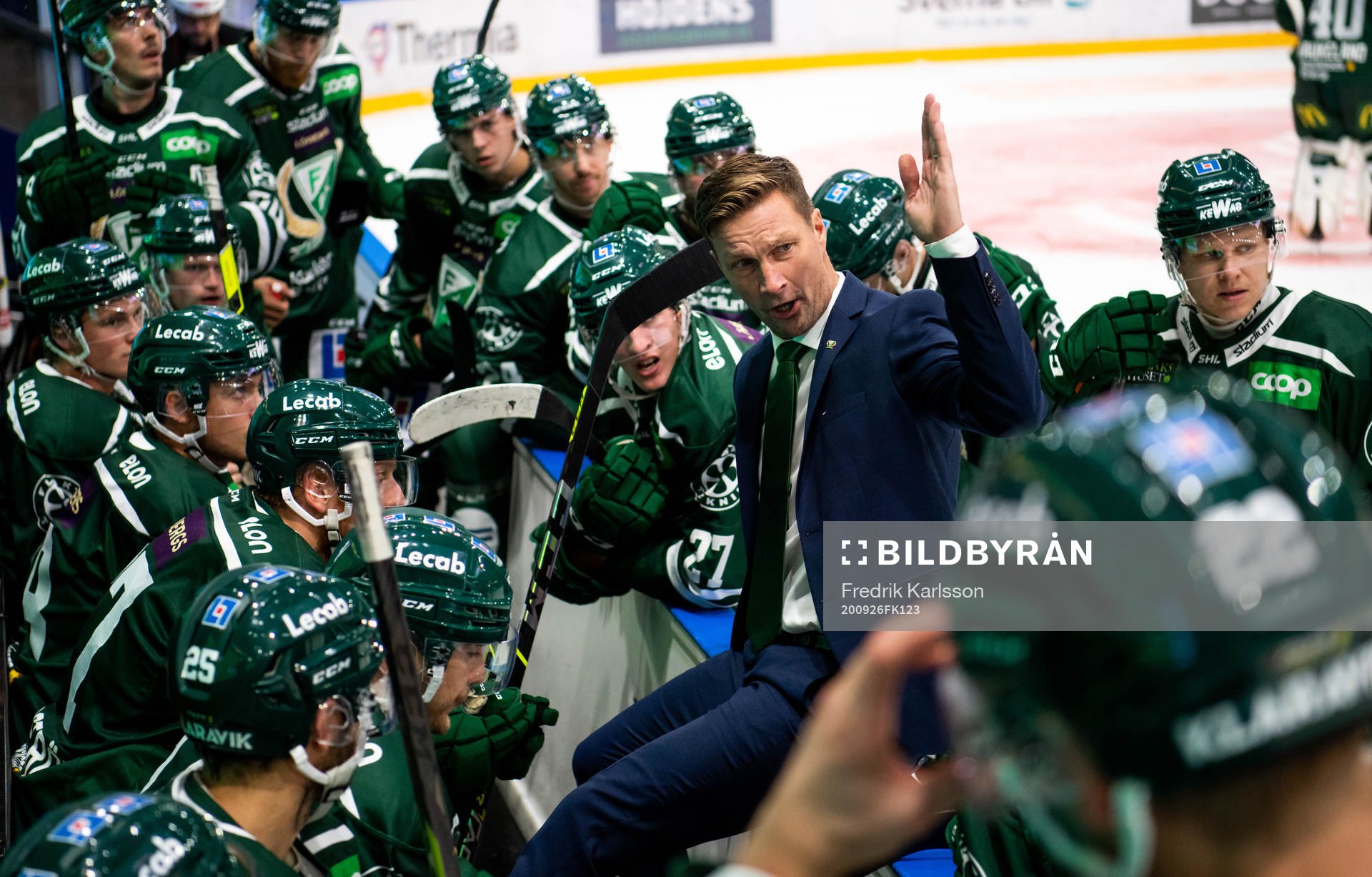 Färjestads huvudtränare Johan Pennerborn pratar med