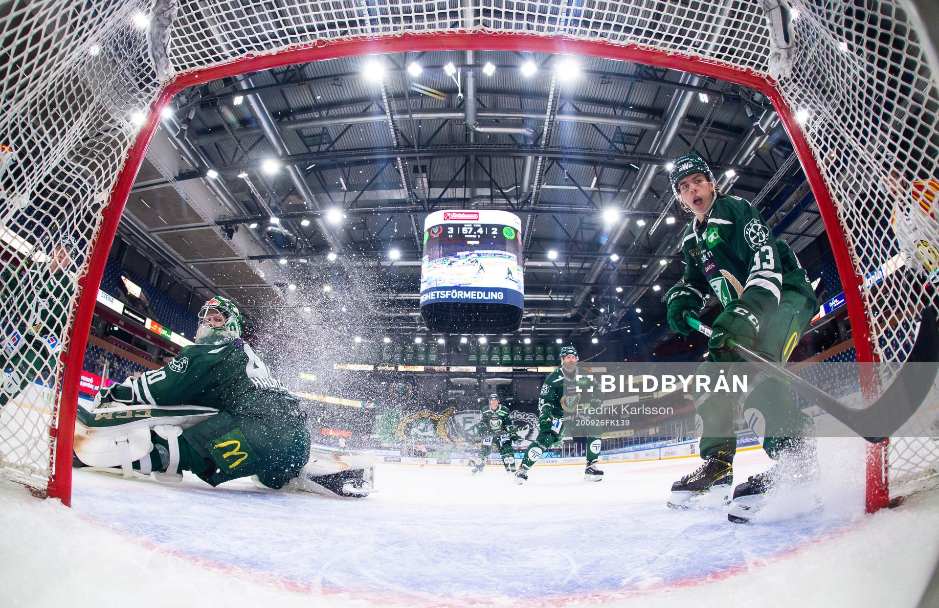 Färjestads målvakt Henrik Haukeland och Albert Johansson
