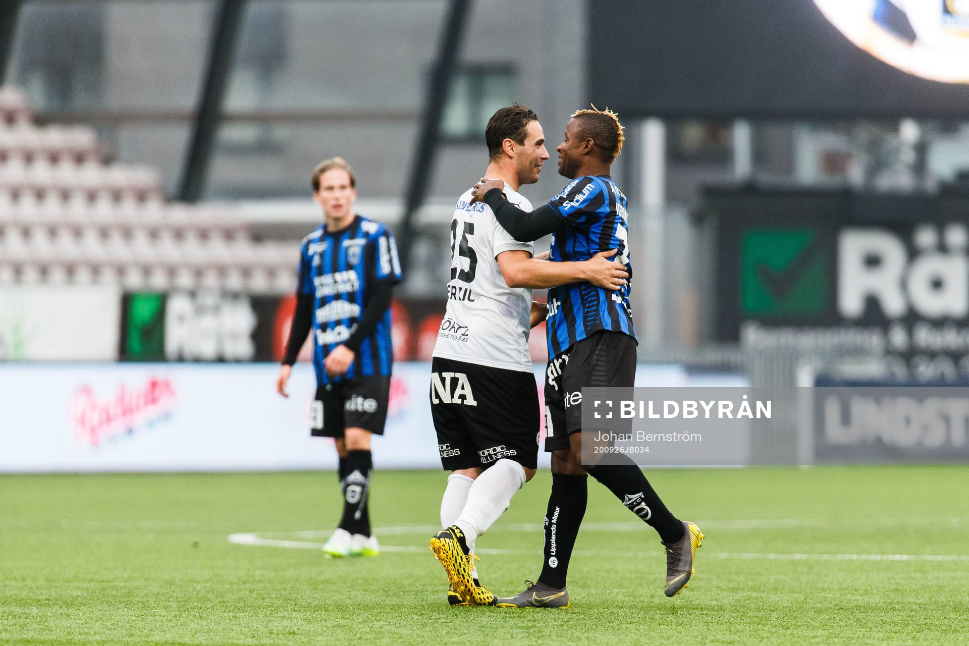 Örebros Nordin Gerzic och Sirius Kennedy Igboananike efter fotbollsmatchen i Allsvenskan mellan Örebro och Sirius den 26 september 2020 i Örebro.