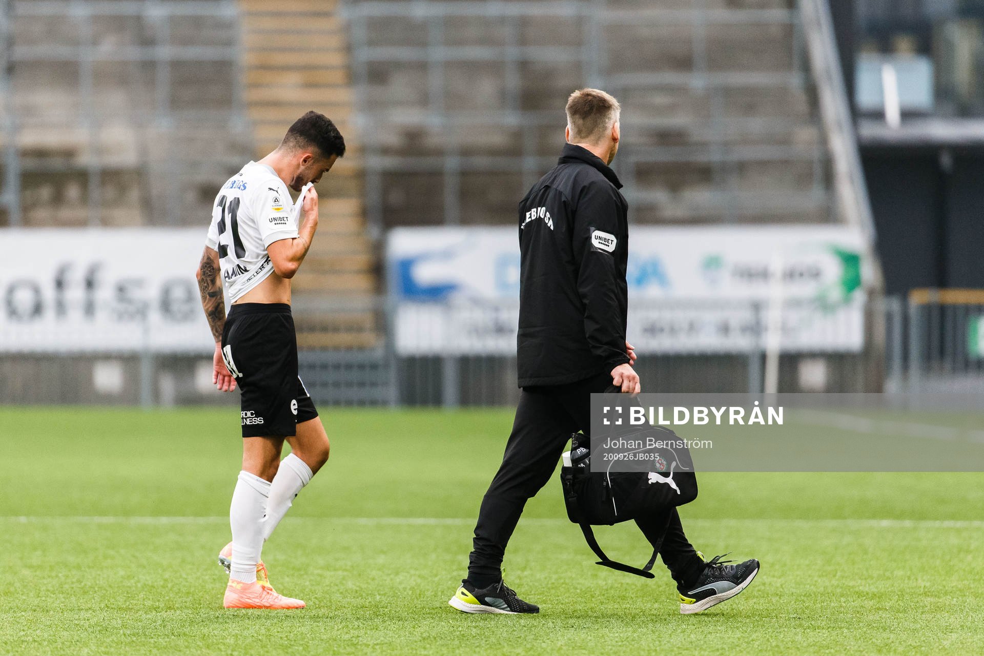 Örebros Simon Amin lämnar planen efter skada fotbollsmatchen i Allsvenskan mellan Örebro och Sirius den 26 september 2020 i Örebro.