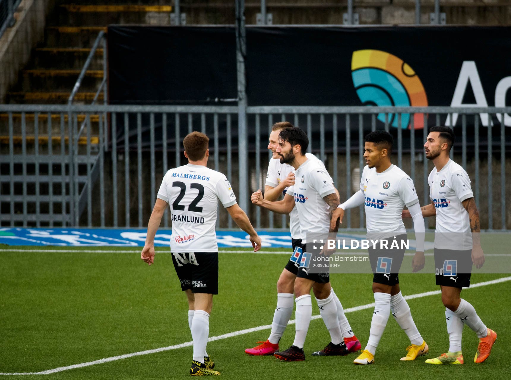 Örebros Nahir Besara gör 2-1 och jublar med Albin Granlund, Rasmus Karjalainen, Romain Gall och Simon Amin under fotbollsmatchen i Allsvenskan mellan Örebro och Sirius den 26 september 2020 i Örebro.