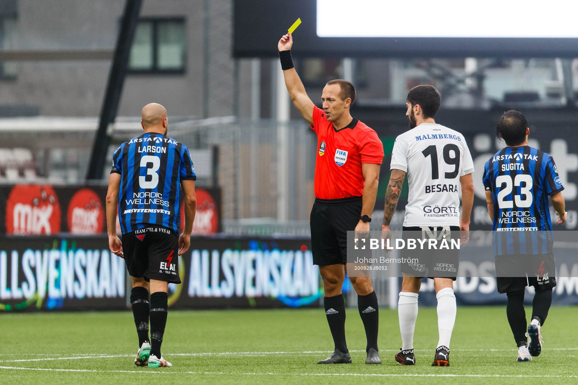 Domare Kaspar Sjöberg delar ut en varning till Sirius Karl