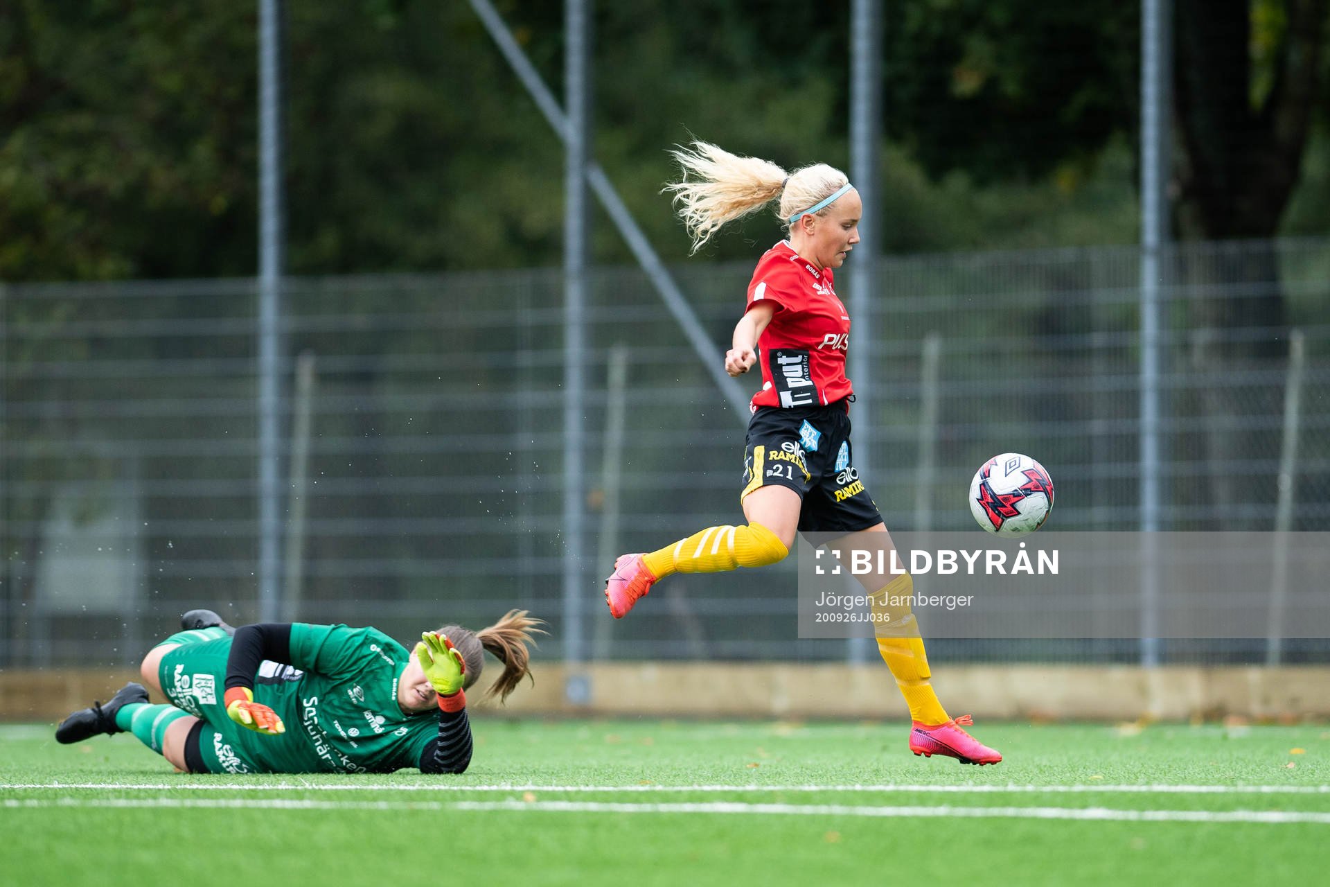 Elfsborgs Tea Skoglund och målvakt Sanna Öjersson