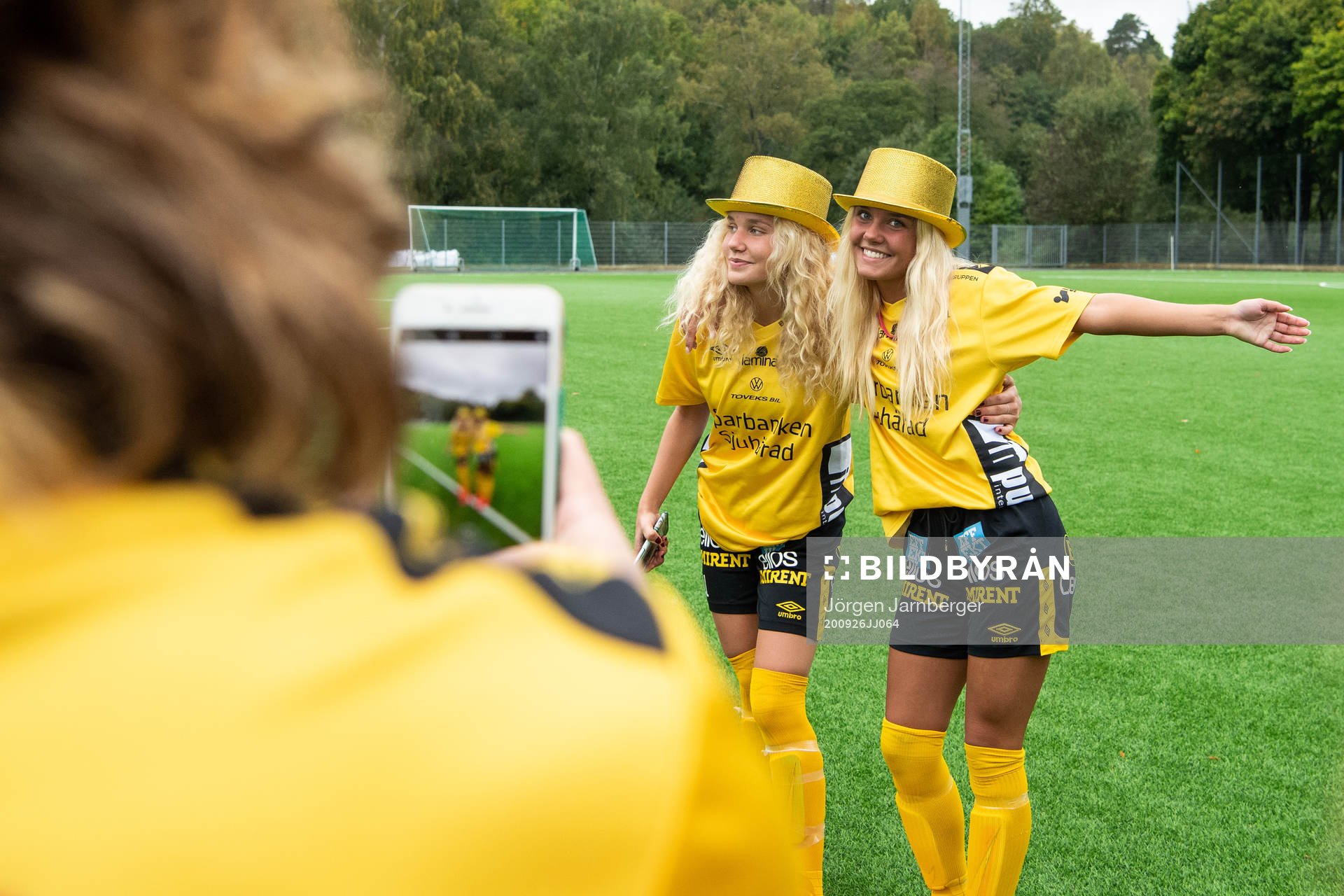 Elfsborgs Moa Skoglund och Tea Skoglund firar seriesegern i