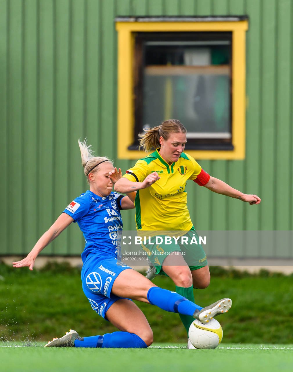 Bollstanäs Malin Elsilä Engdahl och Kalmars Mikaela Almgren under fotbollsmatchen i Elitettan mellan Bollstanäs och Kalmar den 26 september 2020 i Upplands Väsby.