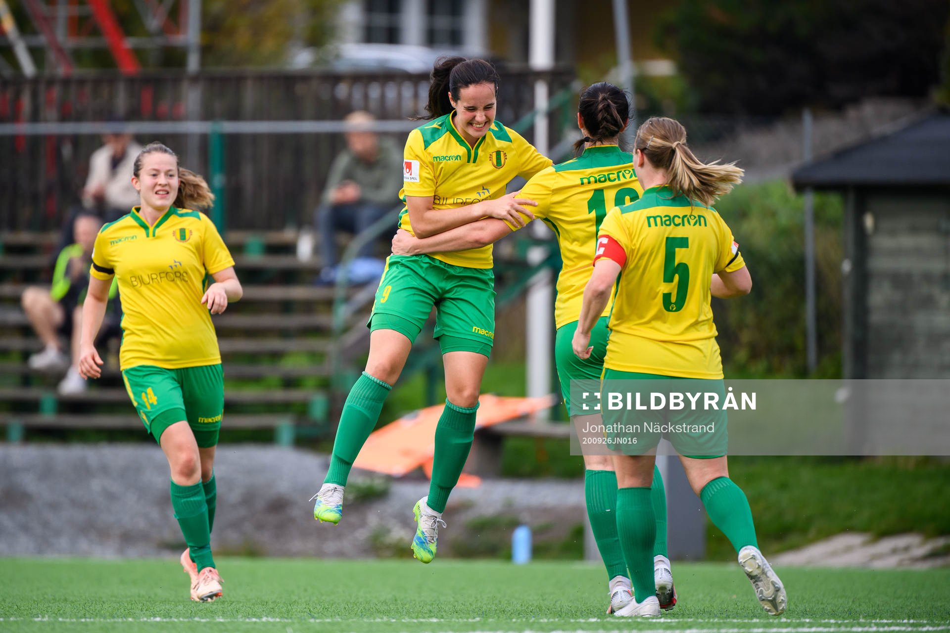 Bollstanäs Cassandra Larsson jublar