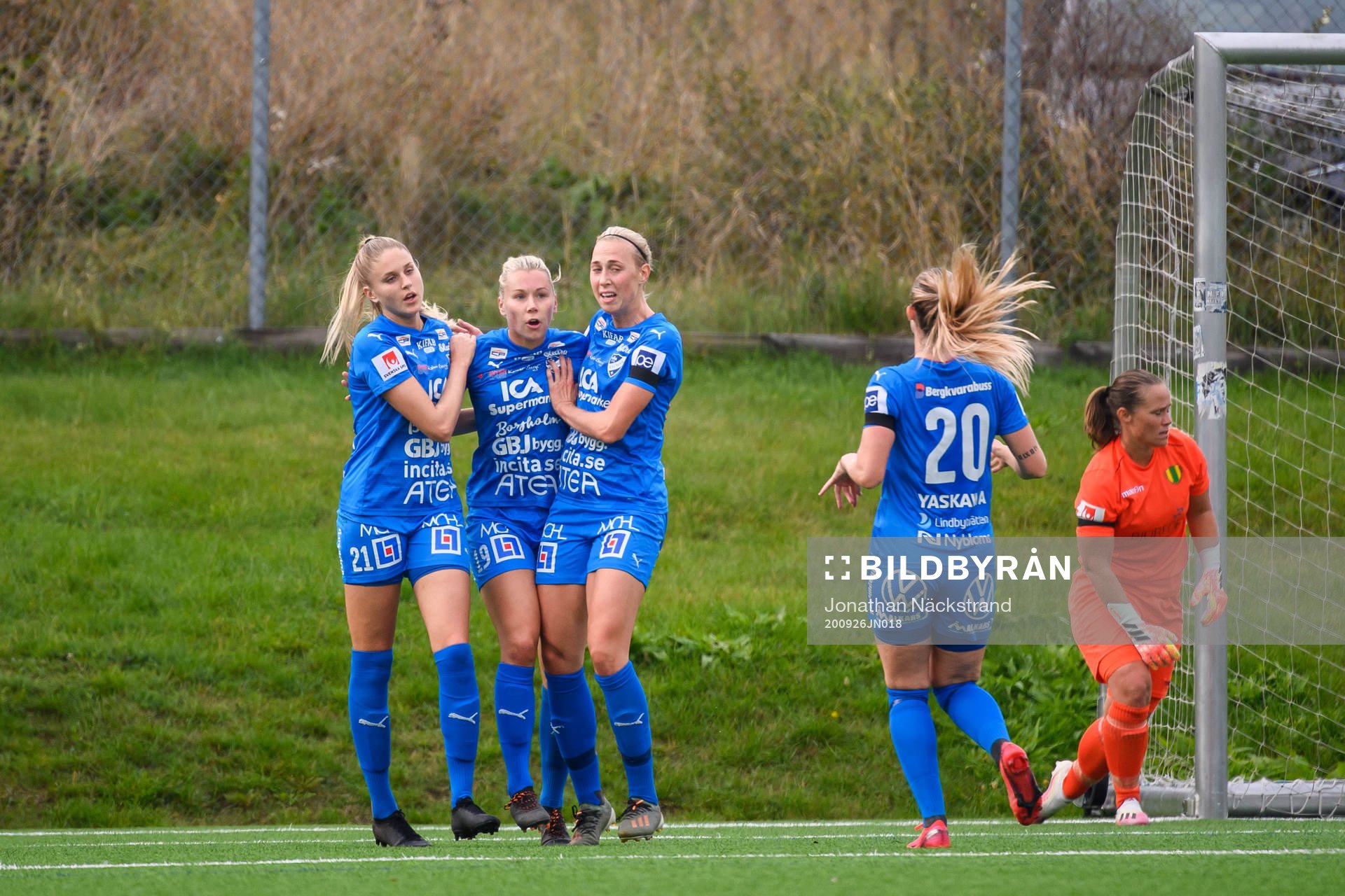 Kalmars Mimmi Asperot jublar med lagkamrater efter 1-1 under fotbollsmatchen i Elitettan mellan Bollstanäs och Kalmar den 26 september 2020 i Upplands Väsby.